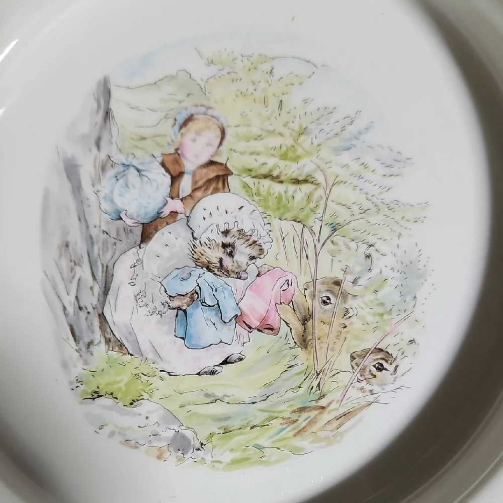 Wedgwood's Beatrix Potter - Mrs Tiggy-Winkle Porcelain Porringer Rimmed Bowl - Picture 4 of 10